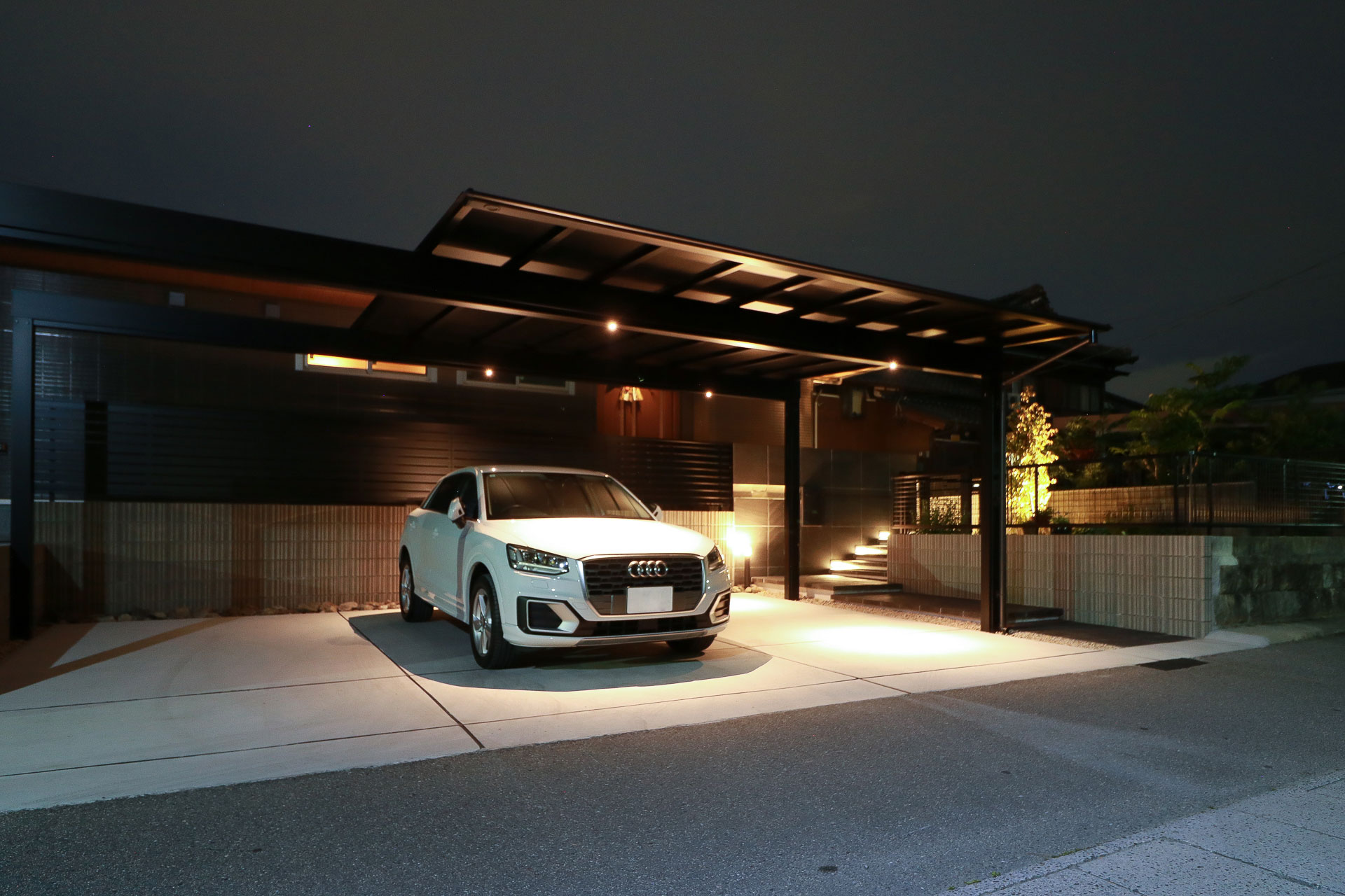 ブラックポリカでワンランク上のカーポートに | LEONE（レオーネ）